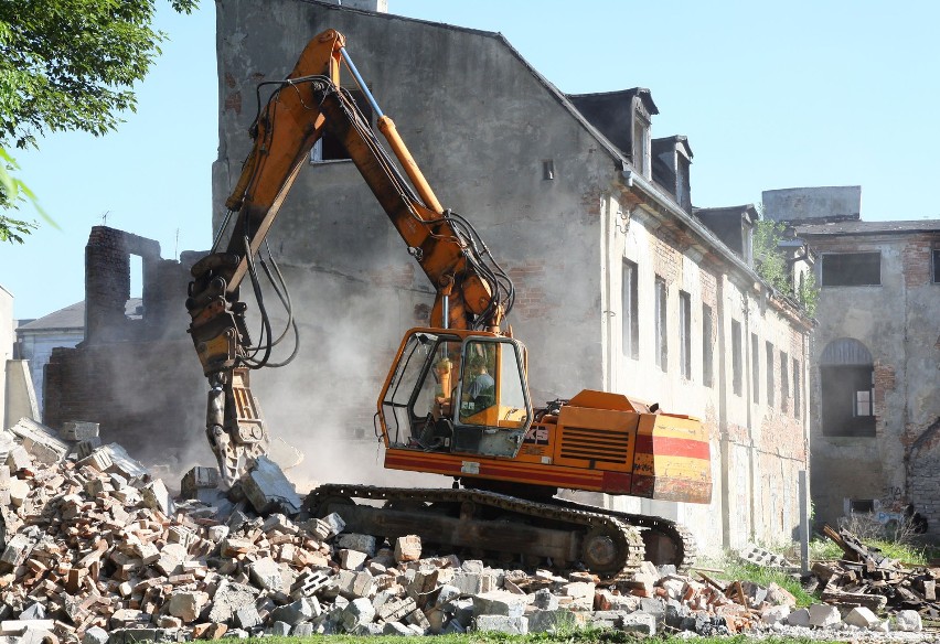 Piotrków: Rozpoczęło się wyburzanie starych kamienic przy ul. Starowarszawskiej
