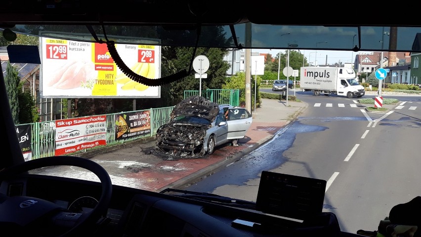 Pożar samochodu w Lesznie. Zapaliła się komora silnika peugeota w Gronowie [ZDJĘCIA]