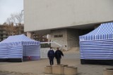 Koronawirus w Łodzi. Namioty dla oczekujących na wizytę w Urzędzie Stanu Cywilnego. Od 23.11 w poniedziałki tylko sporządzanie aktów zgonu