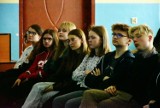 Uczniowie I LO im. Mikołaja Kopernika w Katowicach uczą się tego jak zachować się na lodzie. "Racjonalne decyzje triumfują nad paniką"