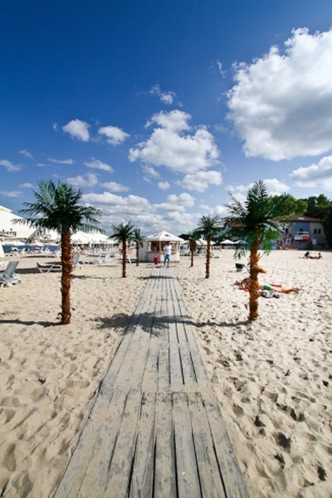 Miasteczko Pepsi na plaży w Sopocie. Koncerty DJ'ów, sporty wodne i kolorowe drinki