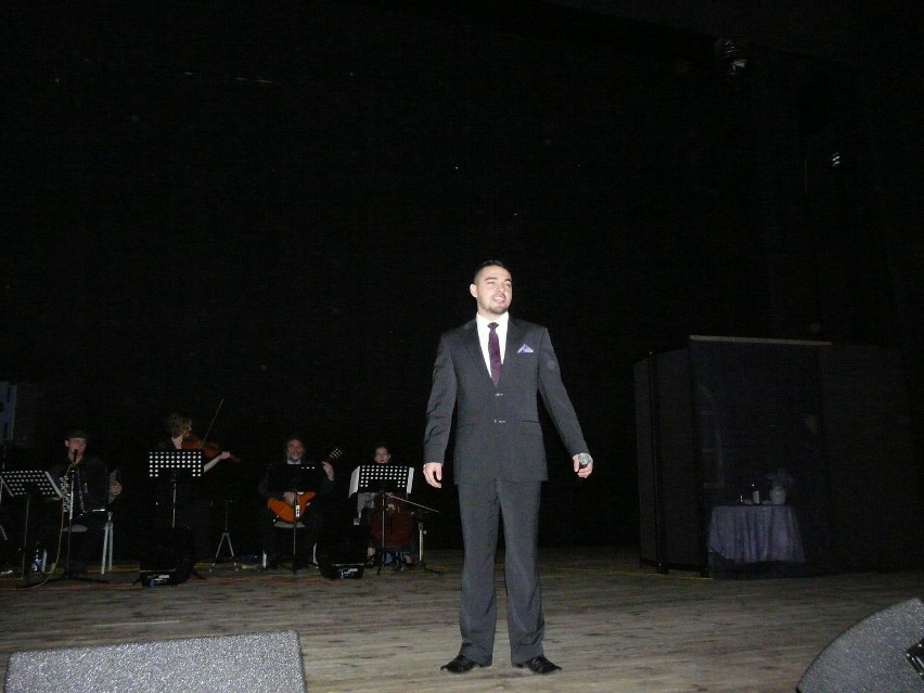 Artysta Grzegorz Czernek mimo braku prądu dokończył występ.