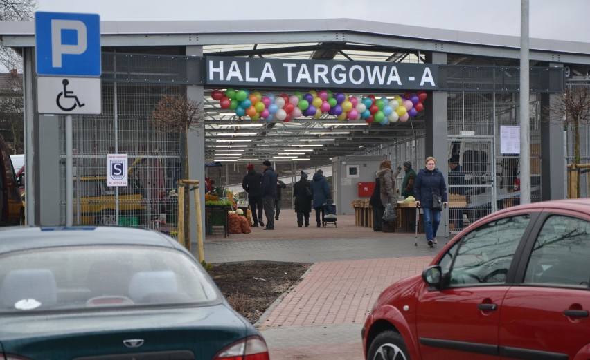 Nowe targowisko w Malborku już otwarte. Co dalej z drogą, na której handlują kupcy?