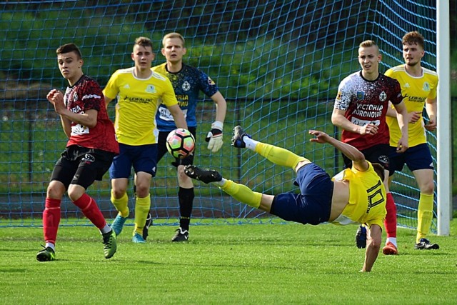 W pierwszej połowie piłka nie słuchała krajan. Efektownie lecz nieskutecznie próbował strzelać na bramkę Victorii Kamil Mosek.