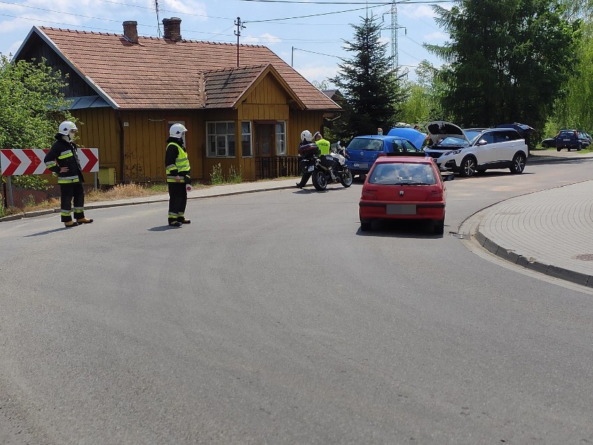 Groźne zdarzenie drogowe na ulicy Niegłowickiej w Jaśle. Na łuku drogi doszło do zderzenia dwóch samochodów osobowych, są poszkodowani[FOTO]