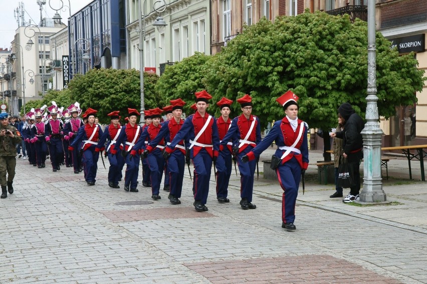 Ulicami centrum Kielc przeszła uroczysta parada uczniów klas...
