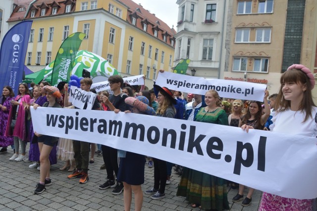 Charytatywny korowód uczniów, absolwentów oraz pedagogów IV LO w Zielonej Górze