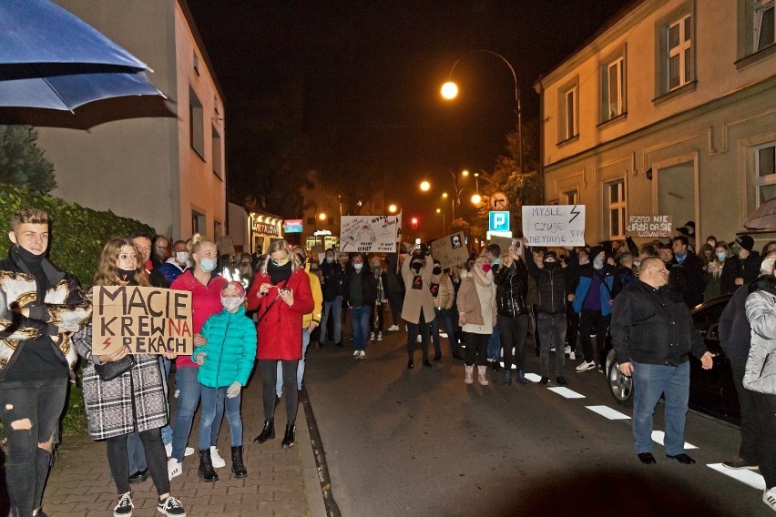 Wieluń. Poseł Rychlik wytyka organizatorce protestów, że jest sprzątaczką w szkole ZDJĘCIA