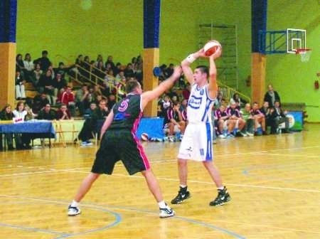 Tydzień temu w swoim inauguracyjnym meczu w II lidze Marek Koremba (z prawej) zdobył 20 punktów   FOT. ROMUALD PIELA