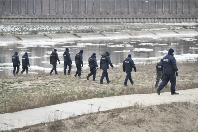 - Poszukiwania wciąż trwają. Prowadzimy podobne czynności jak w ostatnich dniach - mówi Piotr Garstka z biura prasowego wielkopolskiej policji. 

Zobacz więcej ----->