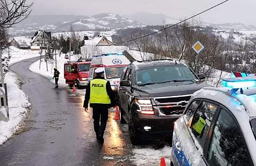 Mszana Dolna. Ślisko na drodze, auto na dachu