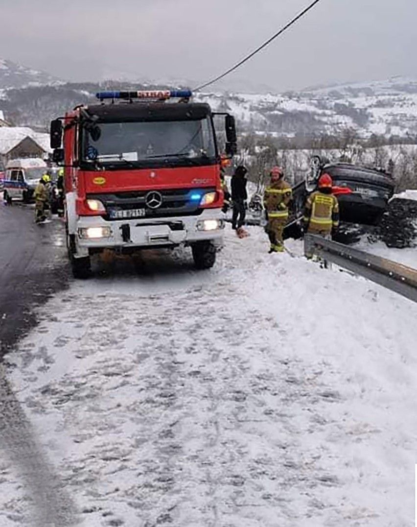 Mszana Dolna. Ślisko na drodze, auto na dachu