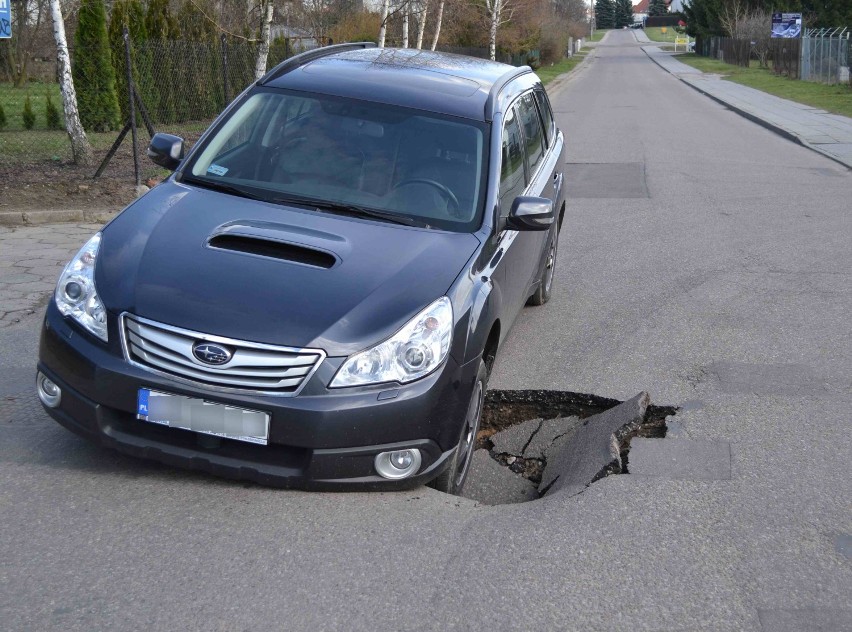 Malbork. Jezdnia zapadła się pod subaru. Dziura w Koszalińskiej [ZDJĘCIA]