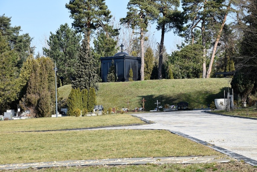 Nowa część cmentarza na Półwsi, od strony ul. 10. Sudeckiej...