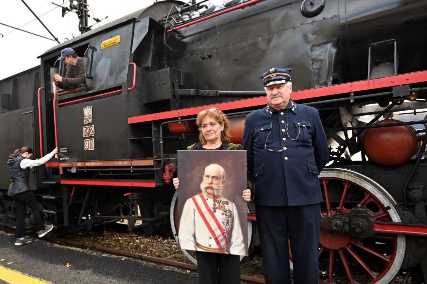 Z Nowego Sącza do Krynicy odjechał Pociąg Wolności z Marszałkiem Piłsudskim. Okolicznościowy przejazd pociągiem retro z okazji 11 listopada