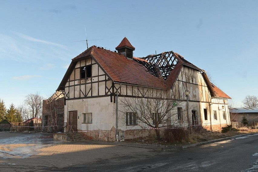 Wałbrzych: Spłonął zabytkowy budynek byłej stacji ratowniczej kopalni „Thorez” (Julia)