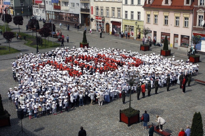 Patriotyczny Flash Mob na płycie rynku w Chojnowie