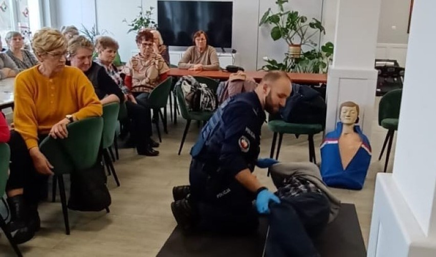 Dzięki policjantom seniorzy z Mikołajek Pomorskich poznali zasady pierwszej pomocy! ZDJĘCIA