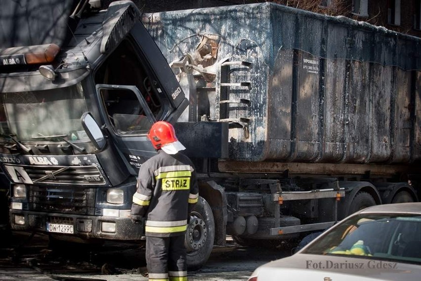 Wałbrzych: Na Armii Krajowej paliła się śmieciarka