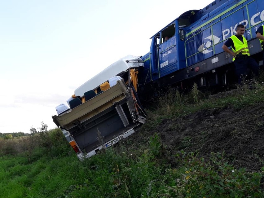 Wypadek w Skroninie na linii kolejowej Opoczno-Końskie. Pociąg uderzył w autobus, trzy osoby ranne [ZDJĘCIA]