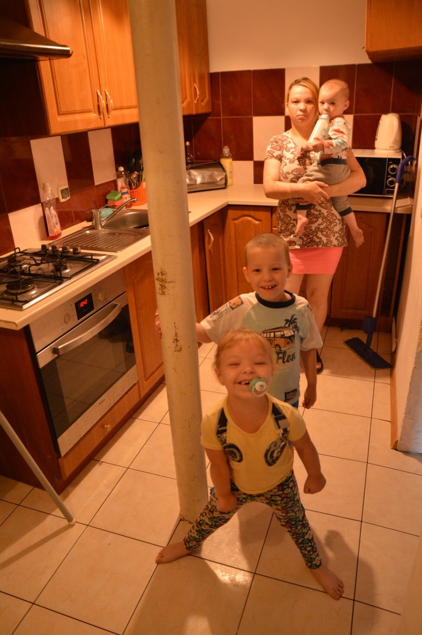 Leszczyńscy z sześciorgiem dzieci w Miastku gnieżdżą się w dwóch pokojach. Nie mają nawet gdzie zjeść obiadu| ZDJĘCIA