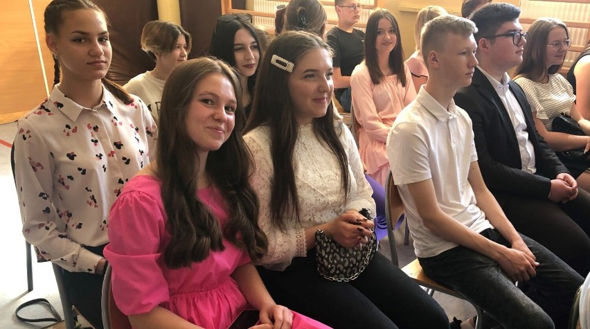 Zakończenie roku szkolnego 2021/2022 w II LO w Radomsku. Oto uczniowie z najlepszymi średnimi. ZDJĘCIA