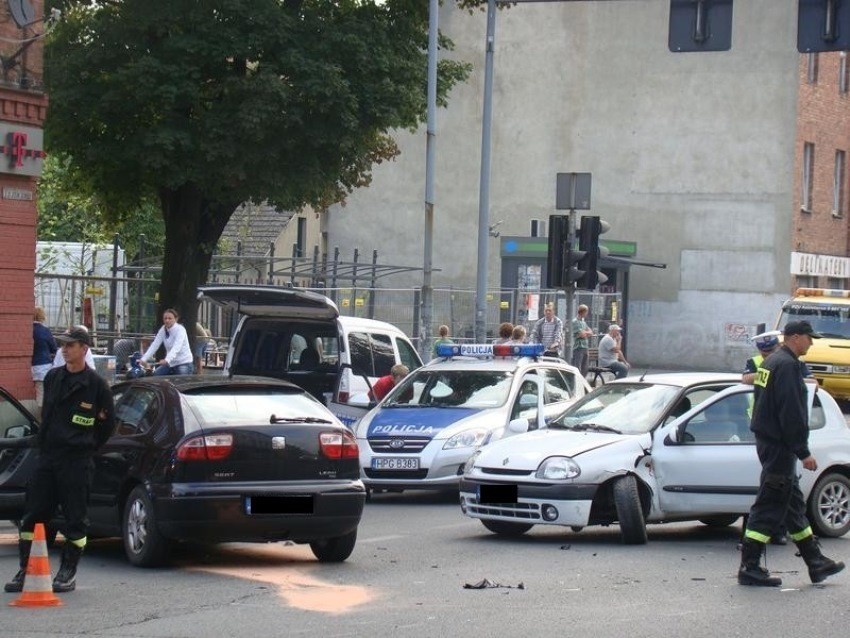 Oświęcim: Zderzenie peugeota z seatem w centrum miasta
