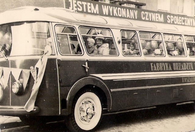 Autobus "Bałtyk" w wersji Lux w pierwszomajowej dekoracji, 1963 r.
