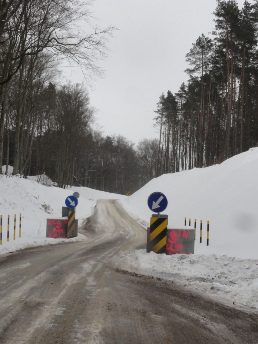 Na drodze powiatowej z Lnisk do Gdańska przez Otomin Dromos położy asfalt. Podpisano umowę z wykonawcą ZDJĘCIA, WIDEO