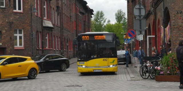 Na Nikiszowcu znakami zakazu zatrzymywania się i ruchu nikt się nie przejmuje. Kierowcy parkują w najlepsze, łamiąc przepisy; Zobacz kolejne zdjęcia. Przesuwaj zdjęcia w prawo - naciśnij strzałkę lub przycisk NASTĘPNE >>>