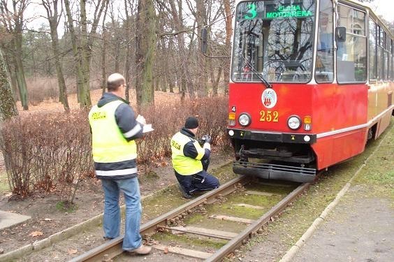Śmiertelny wypadek na Bydgoskiej w Toruniu. Mężczyzna zginął pod kołami tramwaju [ZDJĘCIA]