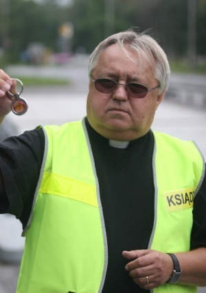 Od księdza Piotra Brząkalika Bartek Orszulik dostał breloczek &amp;#8211; za to, że prowadził trzeźwy. Jednak policjanci dali mu mandat, bo jechał za szybko.