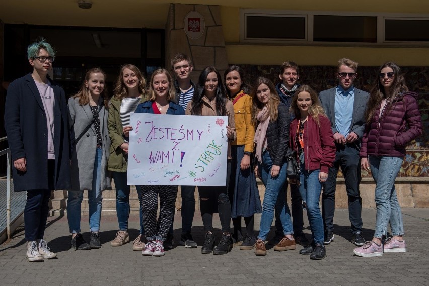 Zakopane: Licealiści urządzili pikietę poparcia dla strajkujących nauczycieli [ZDJĘCIA]