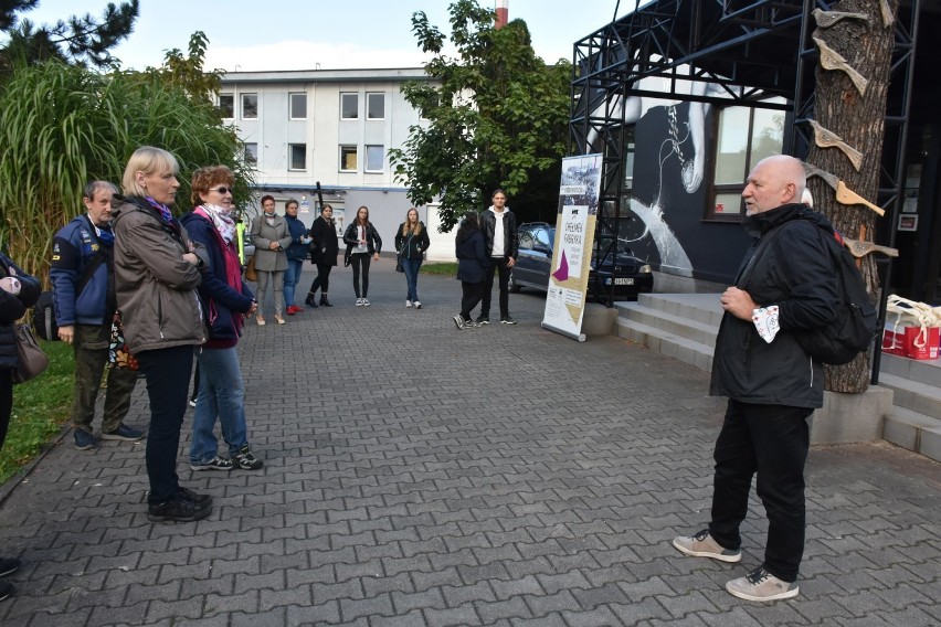 Chełmek. Spacer śladami wielkiego światowego przemysłowca Tomasza Baty. W roli przewodnika były dyrektor fabryki butów "Chełmek" [ZDJĘCIA]