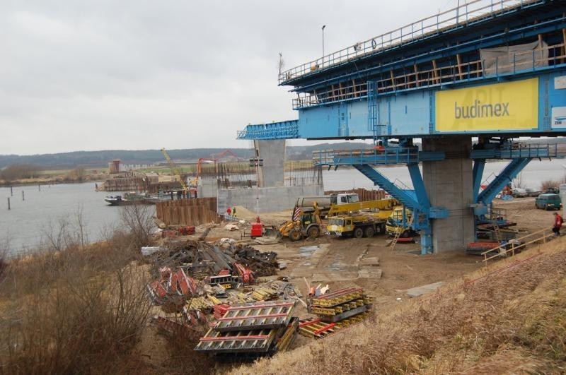 MOST W KWIDZYNIE. Kolejne podpory w wodzie - zdjęcia Internauty [FOTO]