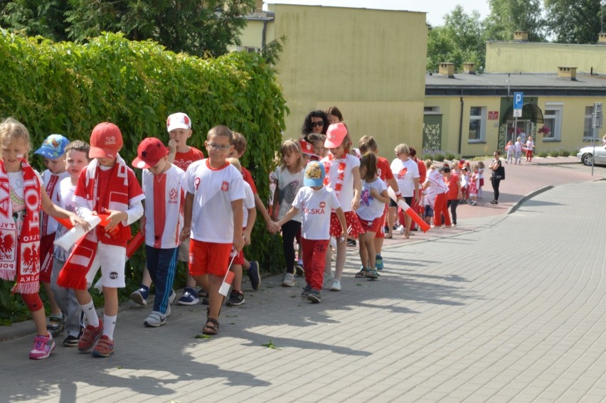 Człuchów. Polska - gola! Kibicują biało-czerwone przedszkolaki z "Jacka i Agatki" ZDJĘCIA