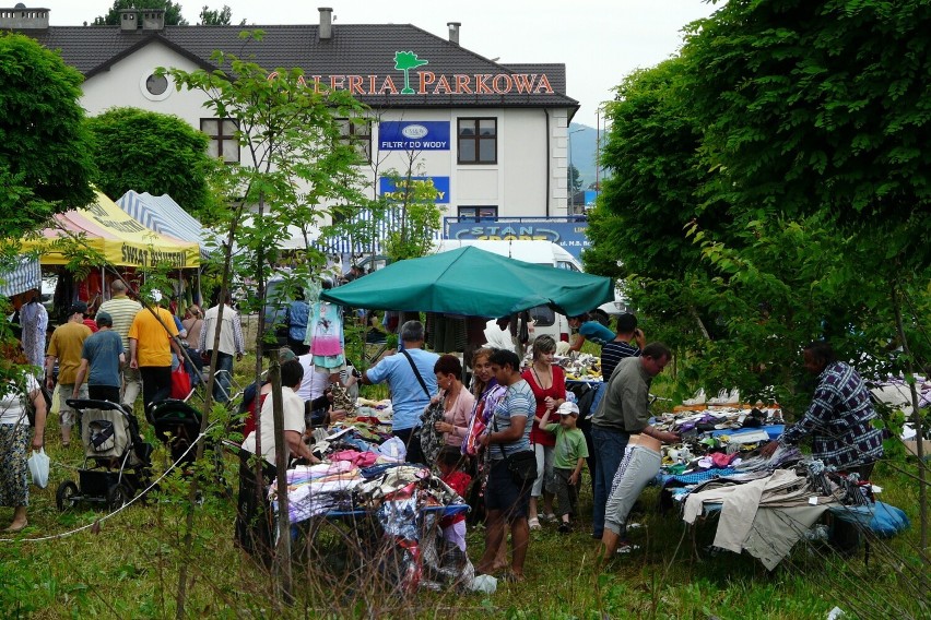 Gorlice 2011, targowisko nad brzegiem Ropy