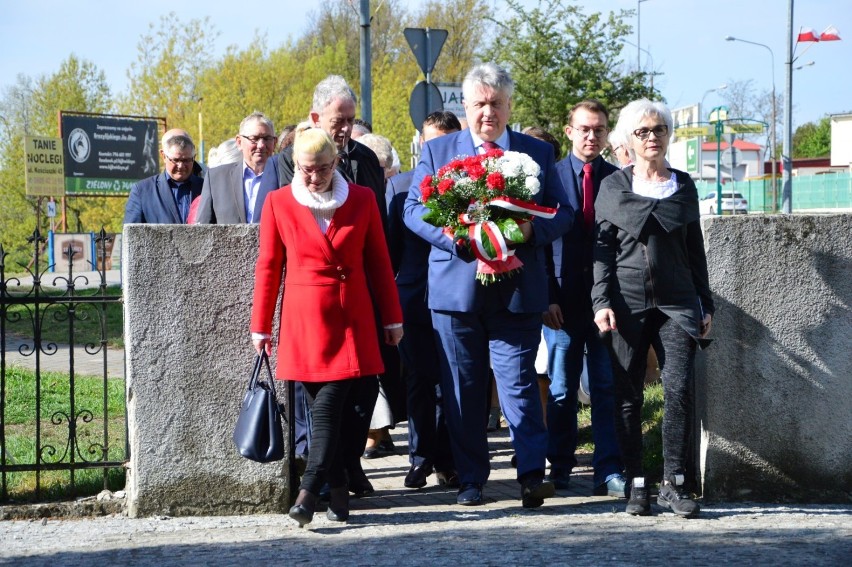 Kwiaty na cmentarzu żołnierzy radzieckich z okazji Dnia Zwycięstwa [ZDJĘCIA]