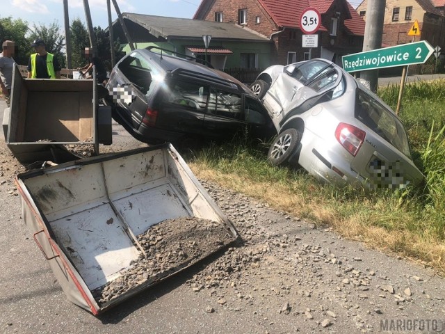 Do wypadku doszło przed godz. 11. w Gościejowicach, na głównym skrzyżowaniu we wsi. Zderzyły się dwa auta: suzuki i opel, siłą odrzutu jedno wylądowało na drugim. Jedna osoba została ranna.