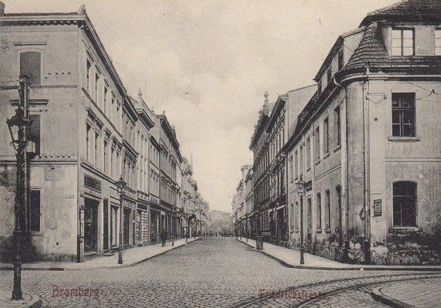 Tory na Długiej od Jana Kazimierza do Zbożowego Rynku ułożono już 1888 roku. Była to pierwsza linia tramwajowa w Bydgoszczy, która wiodła od dworca kolejowego do Zbożowego Rynku. Do 1896 kursowały nią tramwaje konne.