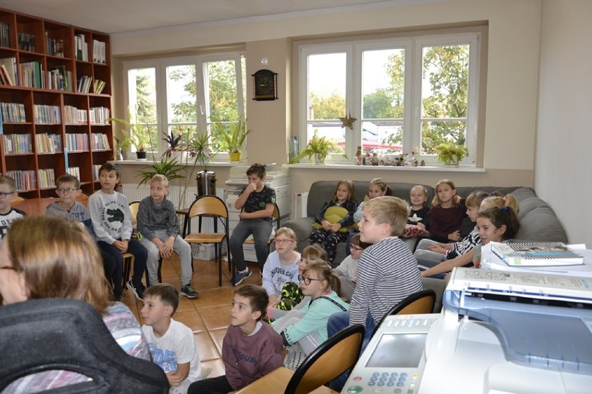 Międzybórz: Konkursy, akcje w lesie, święto biblioteki oraz zbiórka zniczy w Badurówce (GALERIA i ARTYKUŁ)