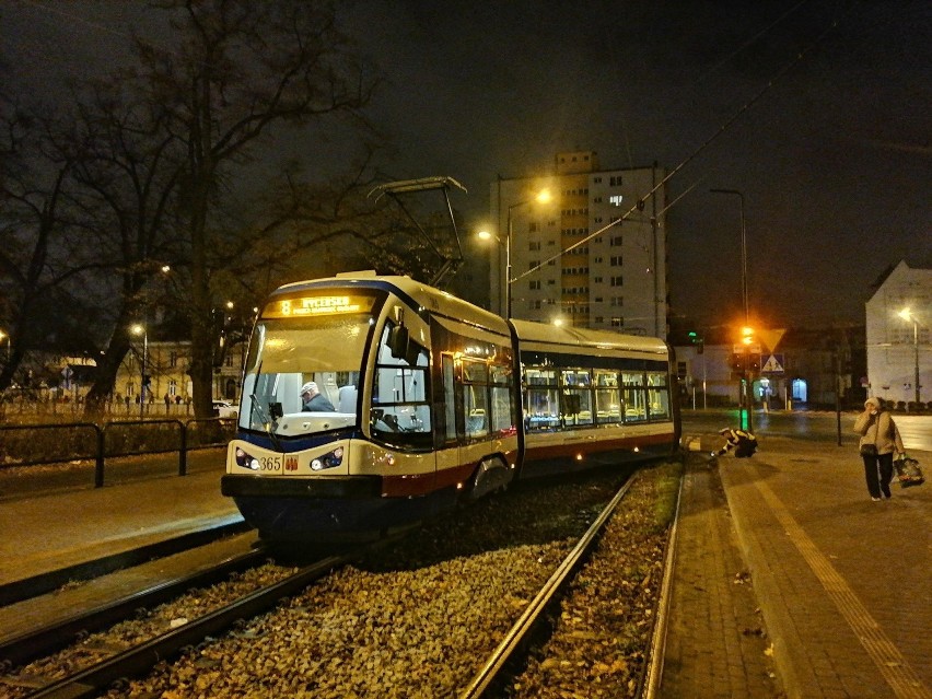 Poranne utrudnienia w komunikacji miejskiej w Bydgoszczy. Zderzenie auta z tramwajem