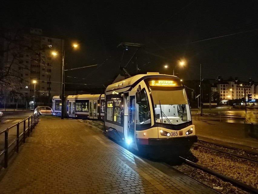 Poranne utrudnienia w komunikacji miejskiej w Bydgoszczy. Zderzenie auta z tramwajem