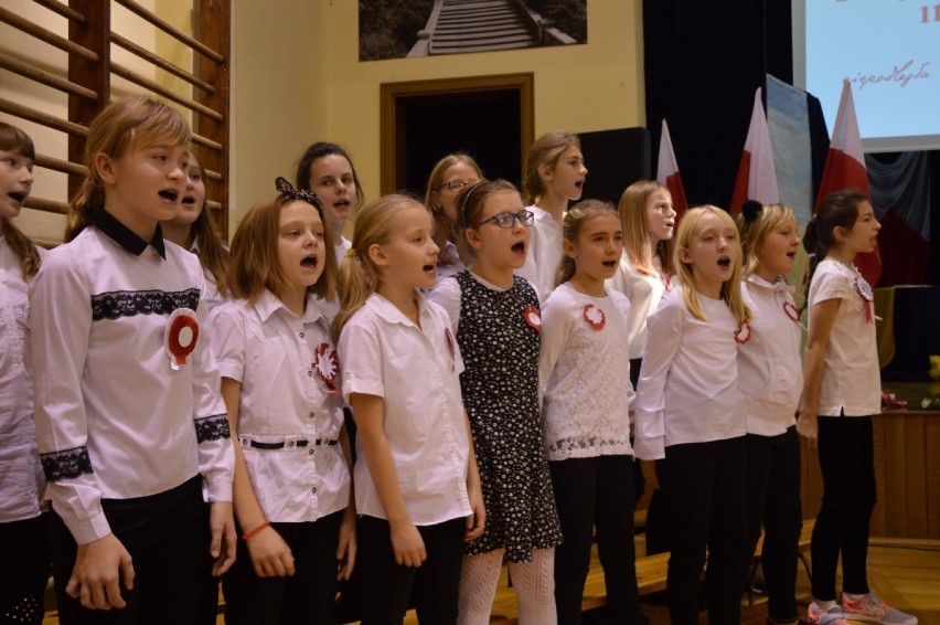 Szkoła Podstawowa nr 6 w Wejherowie świętowała odzyskanie niepodległości przez Polskę [ZDJĘCIA]