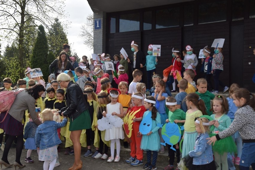 W Łasku przedszkolaki świętowały Dzień Ziemi [zdjęcia i wideo]