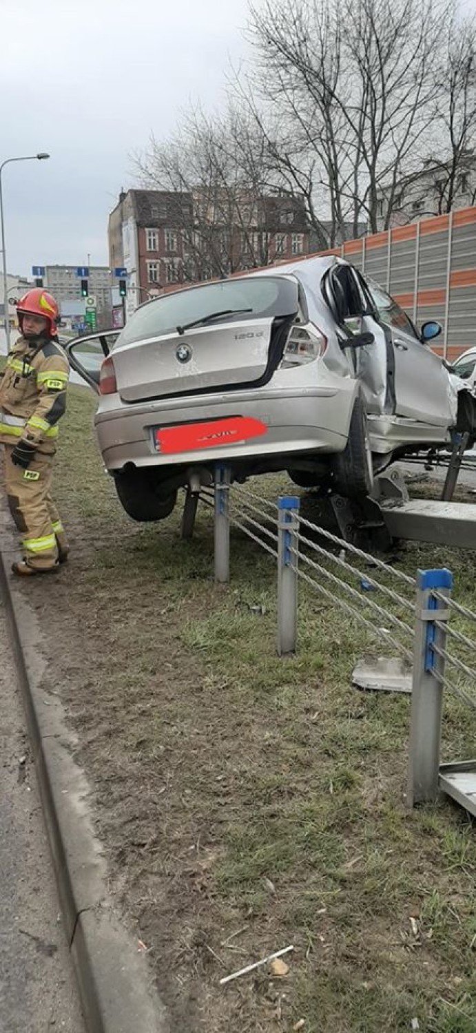 Wypadek na estakadzie w Chorzowie [ZDJĘCIA]. Jadąc BMW uderzył w barierki i latarnię. Droga DK79 była zakorkowana.