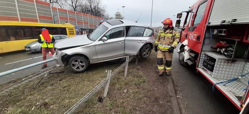 Wypadek na estakadzie w Chorzowie [ZDJĘCIA]. Jadąc BMW uderzył w barierki i latarnię. Droga DK79 była zakorkowana.