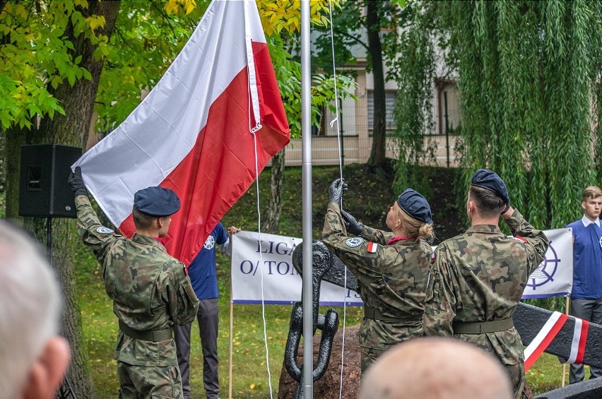 Pomnik poświęcony tomaszowianom - budowniczym Polski morskiej stanął przy ul. Ligi Morskiej i Rzecznej w Tomaszowie [ZDJĘCIA]