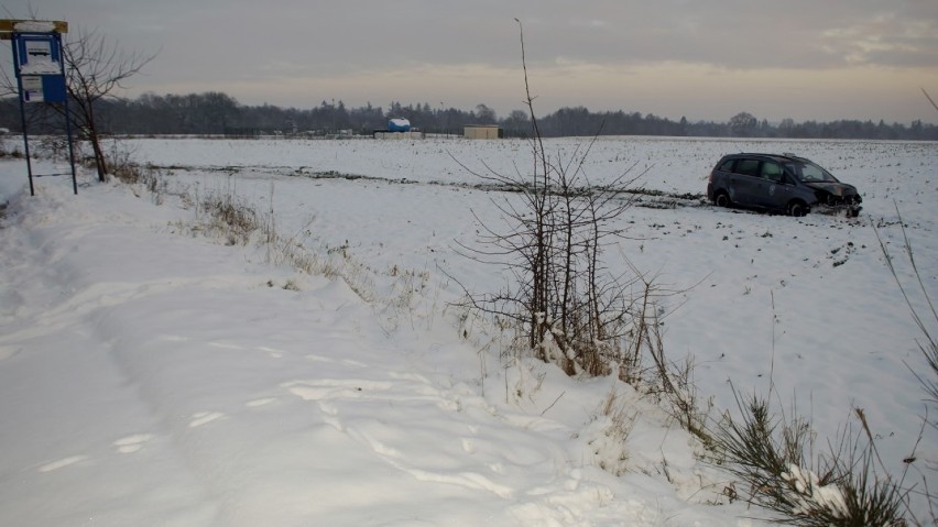 We wtorek, przed godz. 15, auto wypadło z drogi na trasie...