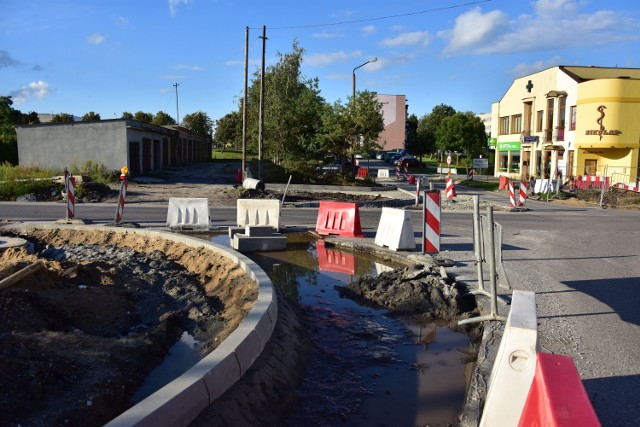 Spór o krawężnik na skrzyżowaniu ulic Aliantów i 1 Stycznia w Żninie. ZDW w Bydgoszczy uważa, że został przesunięty i zamyka temat, starosta żniński twierdzi natomiast, że skręt i tak jest niewystarczająco złagodzony.